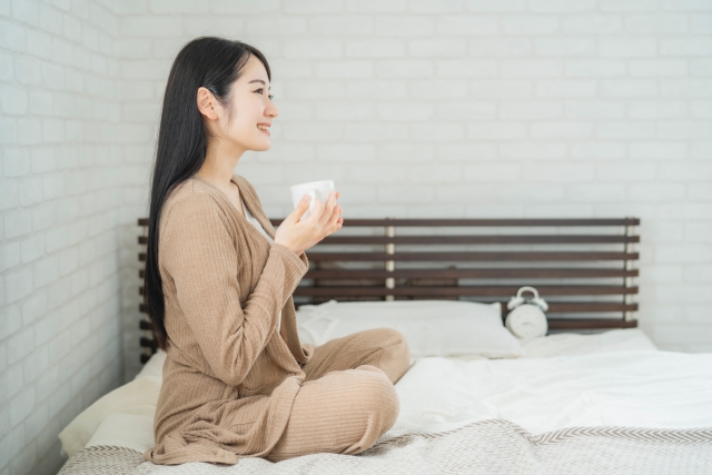 飲み物で温まる女性